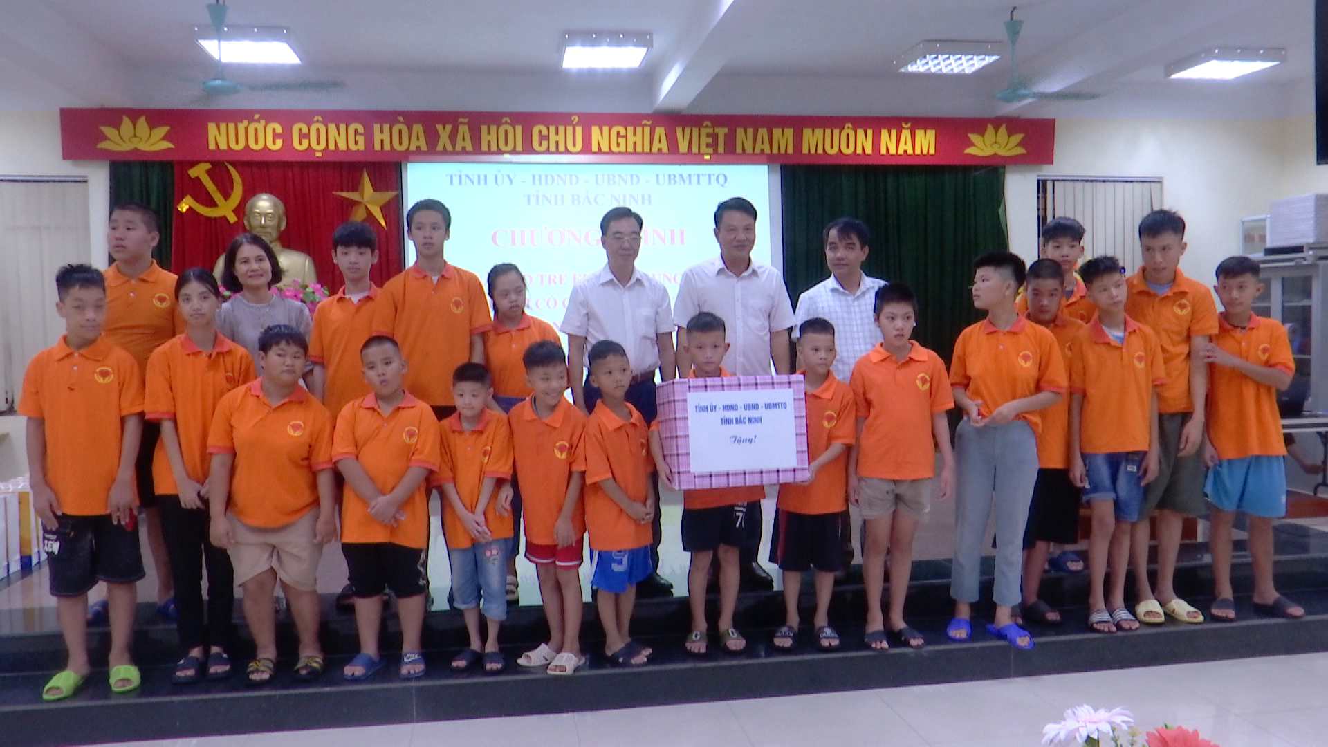 Sở Lao động – Thương binh và Xã hội tặng quà Trung thu trẻ em tại Trung tâm Nuôi dưỡng Người có công và Bảo trợ xã hội tỉnh
