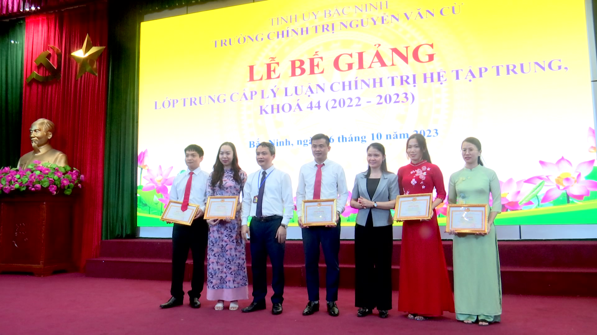 Bế giảng lớp Trung cấp Lý luận chính trị hệ tập trung khoá 44