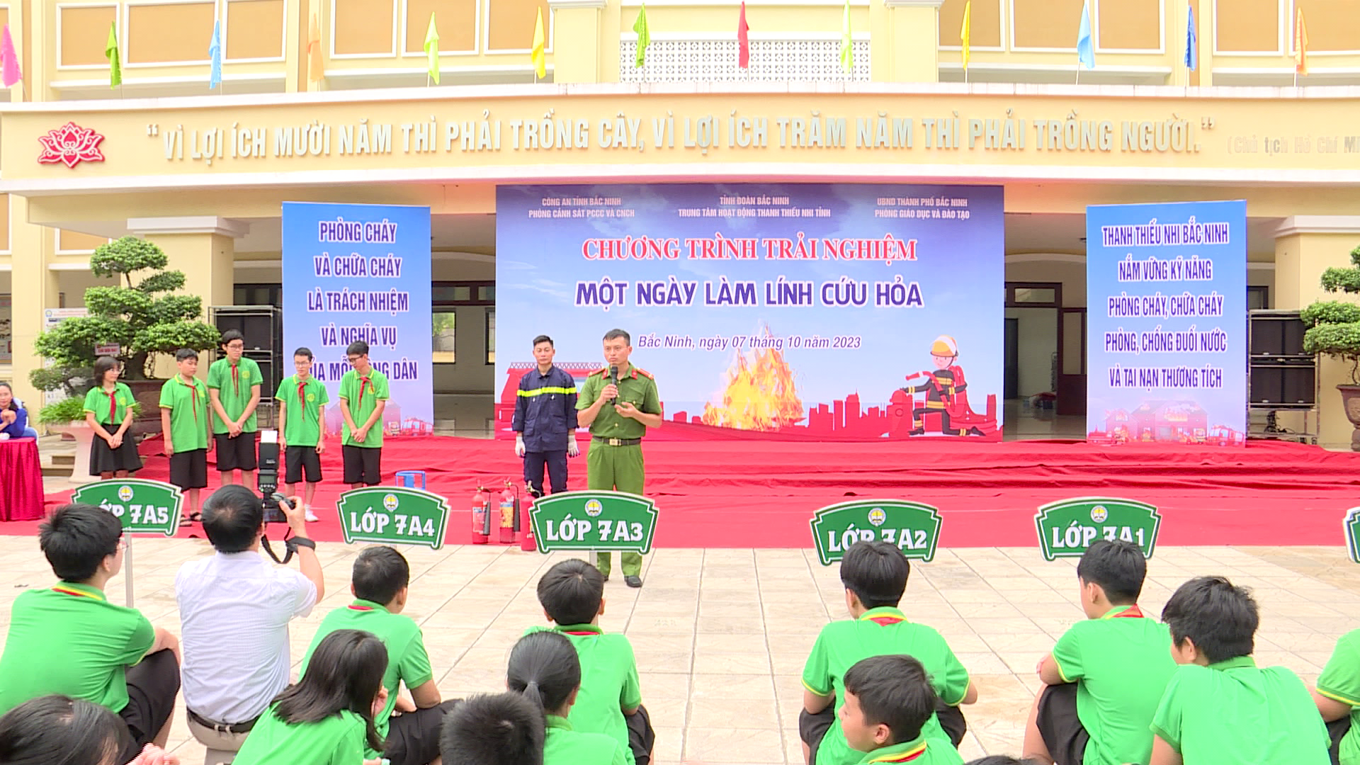 Trải nghiệm “Một ngày làm lính cứu hỏa”