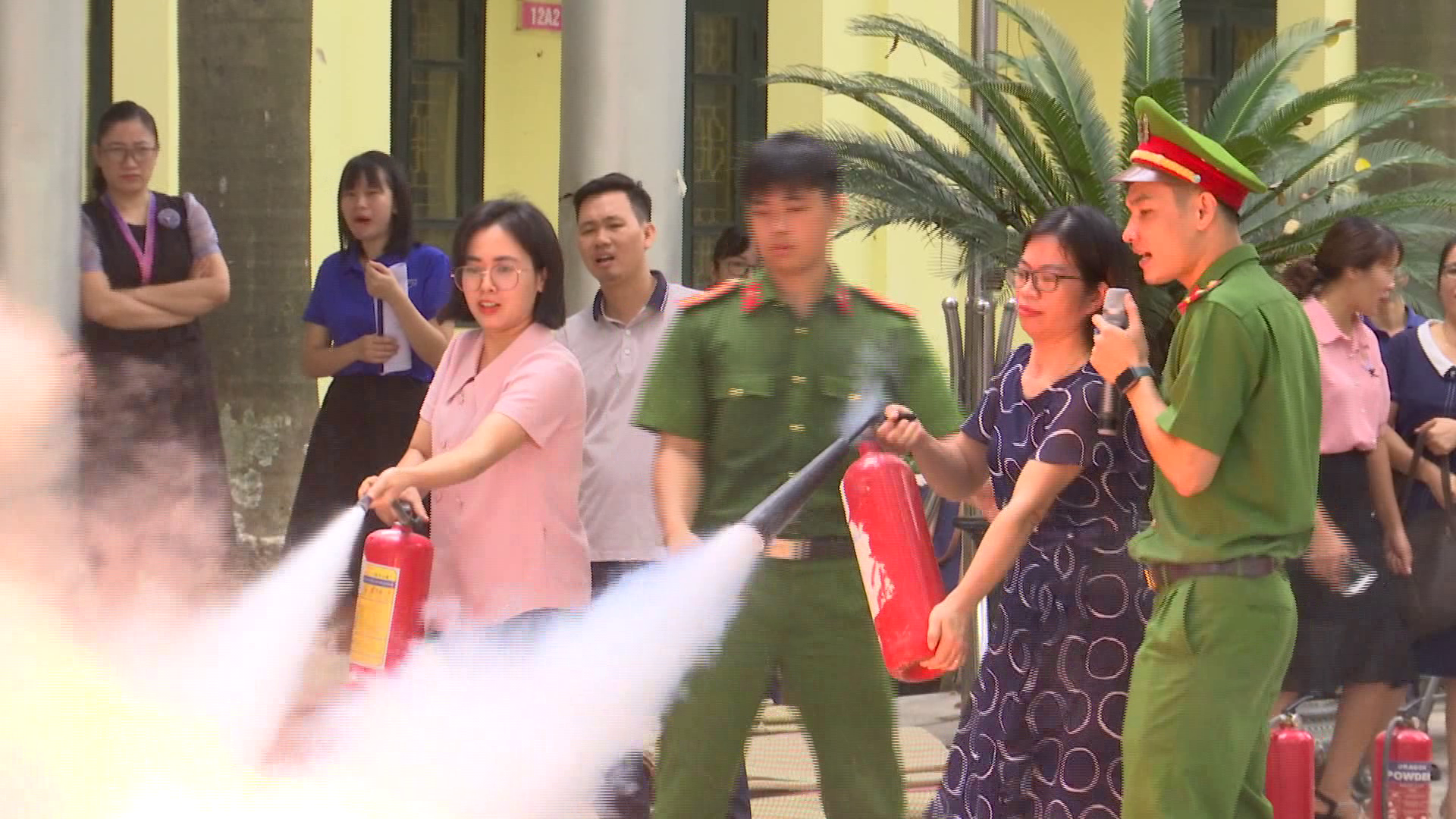 Tuyên truyền, trải nghiệm kỹ năng PCCC cho giáo viên và học sinh
