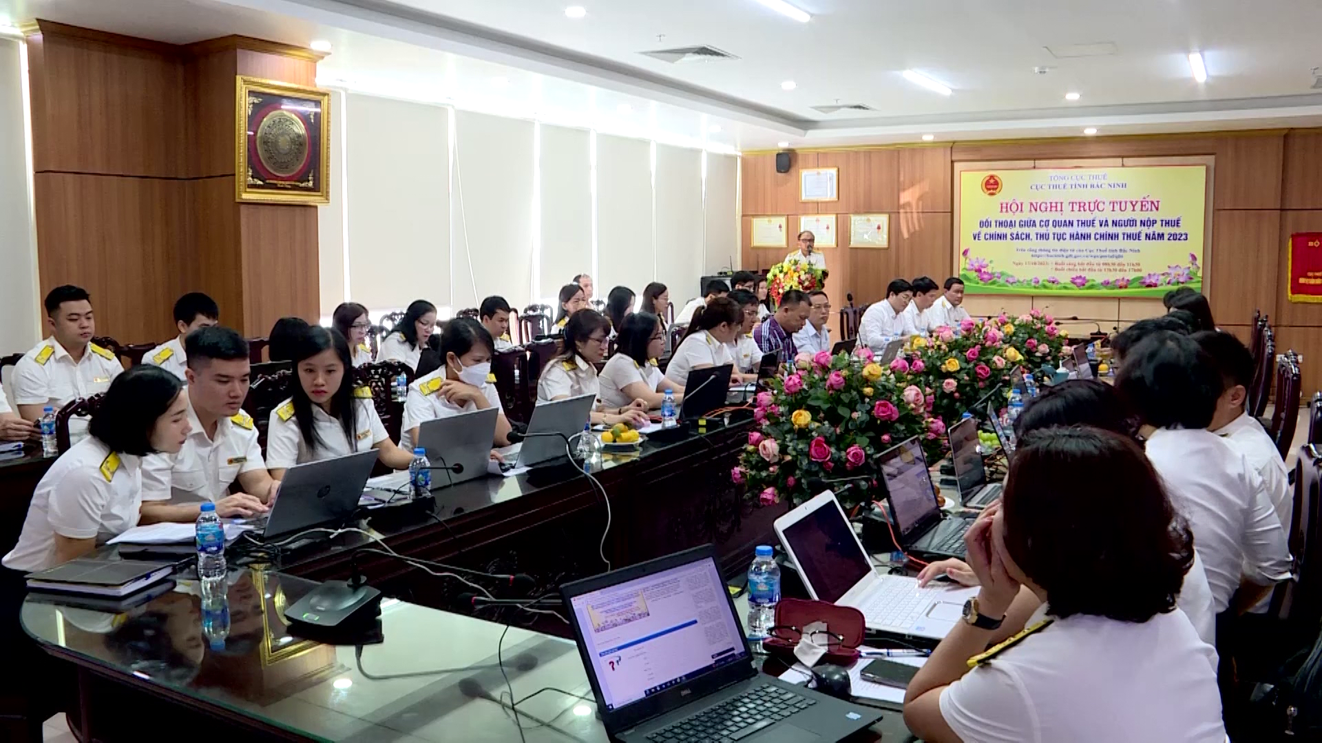 Hơn 10.000 lượt người truy cập đối thoại trực tuyến về thuế