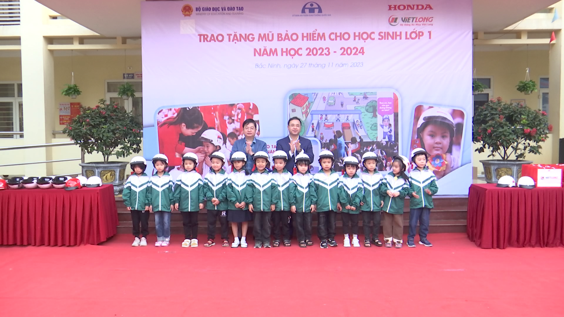 Trao tặng mũ bảo hiểm cho học sinh lớp 1 năm học 2023-2024
