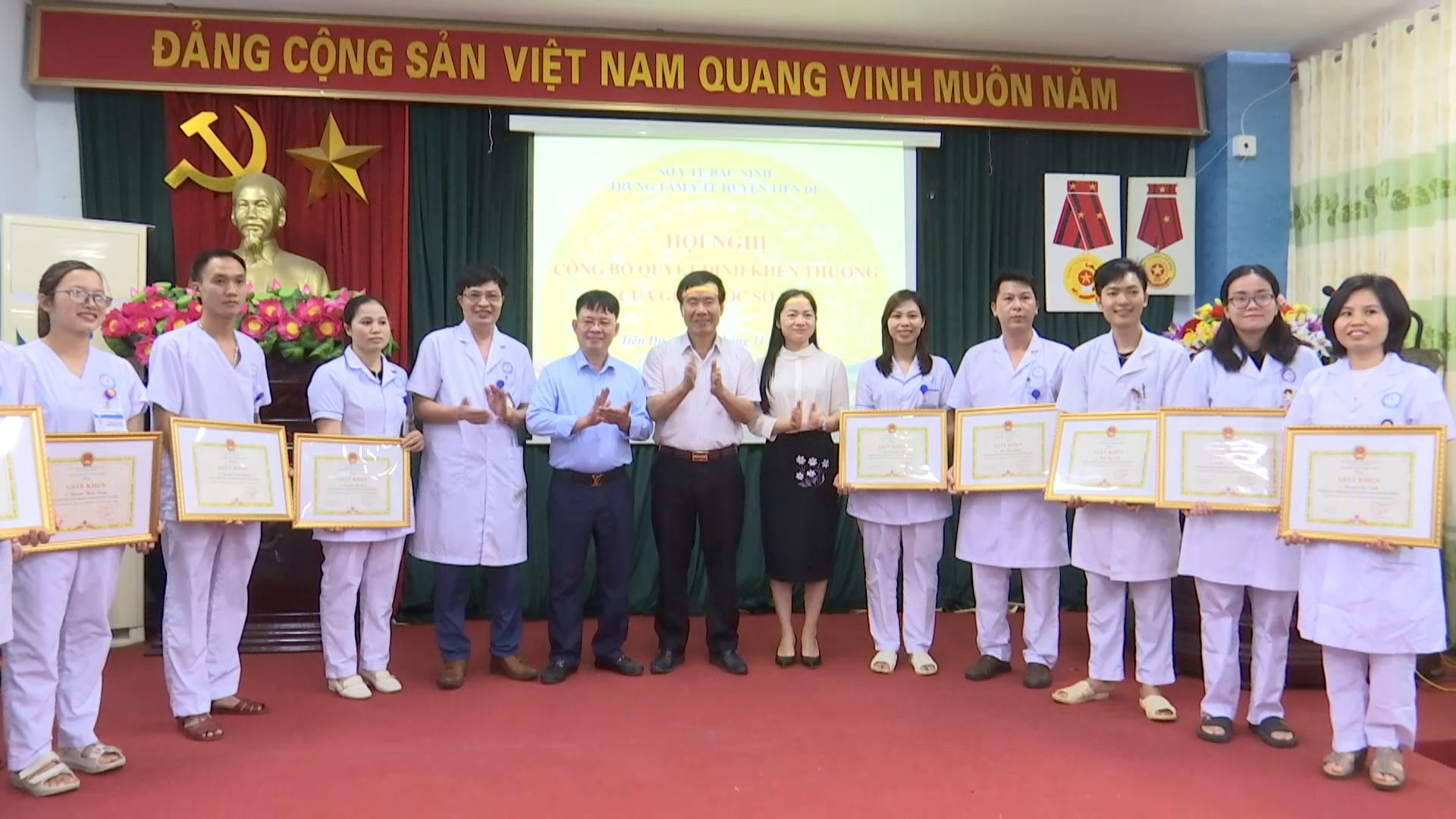 Khen thưởng đột xuất kíp cấp cứu Trung tâm Y tế Tiên Du  cứu sống bệnh nhân tai nạn giao thông            