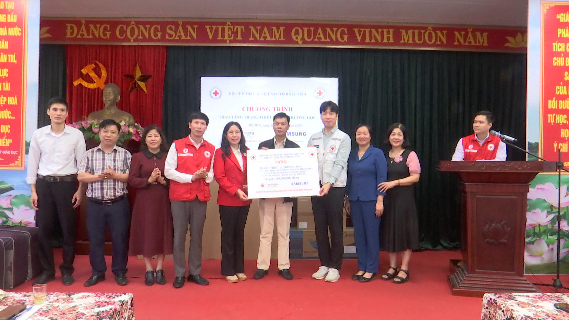 Hội Chữ thập đỏ trao tặng trang thiết bị cho trường học   