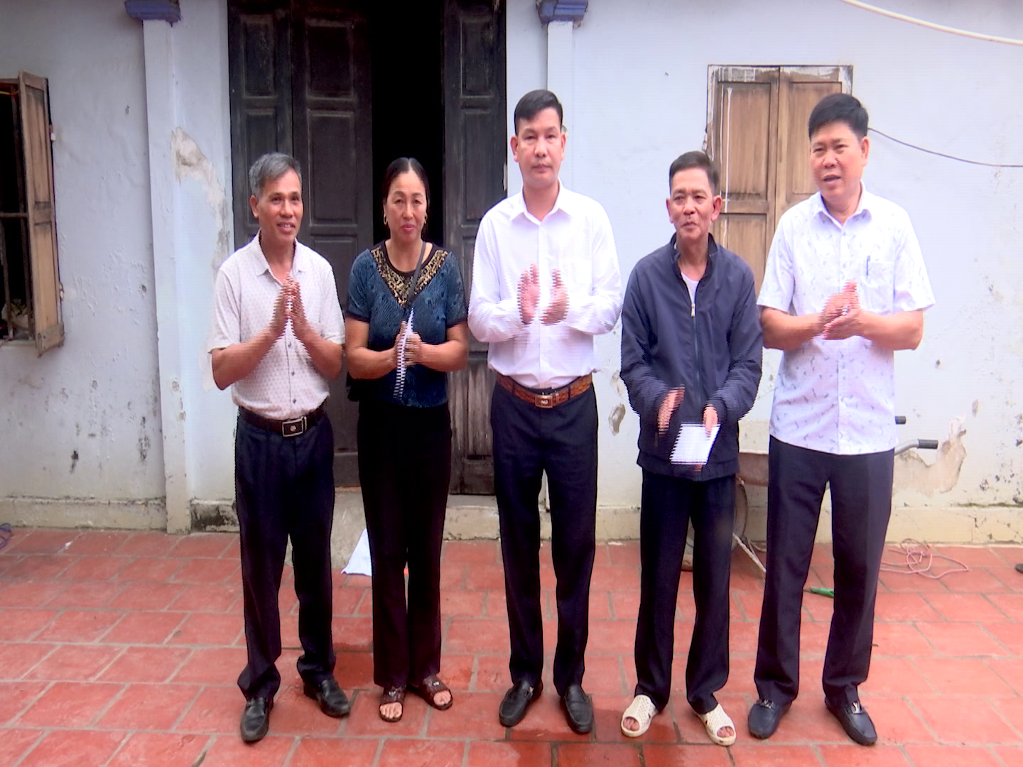 Hội Chữ thập đỏ tỉnh tặng bò giống cho nông dân có hoàn cảnh khó khăn           