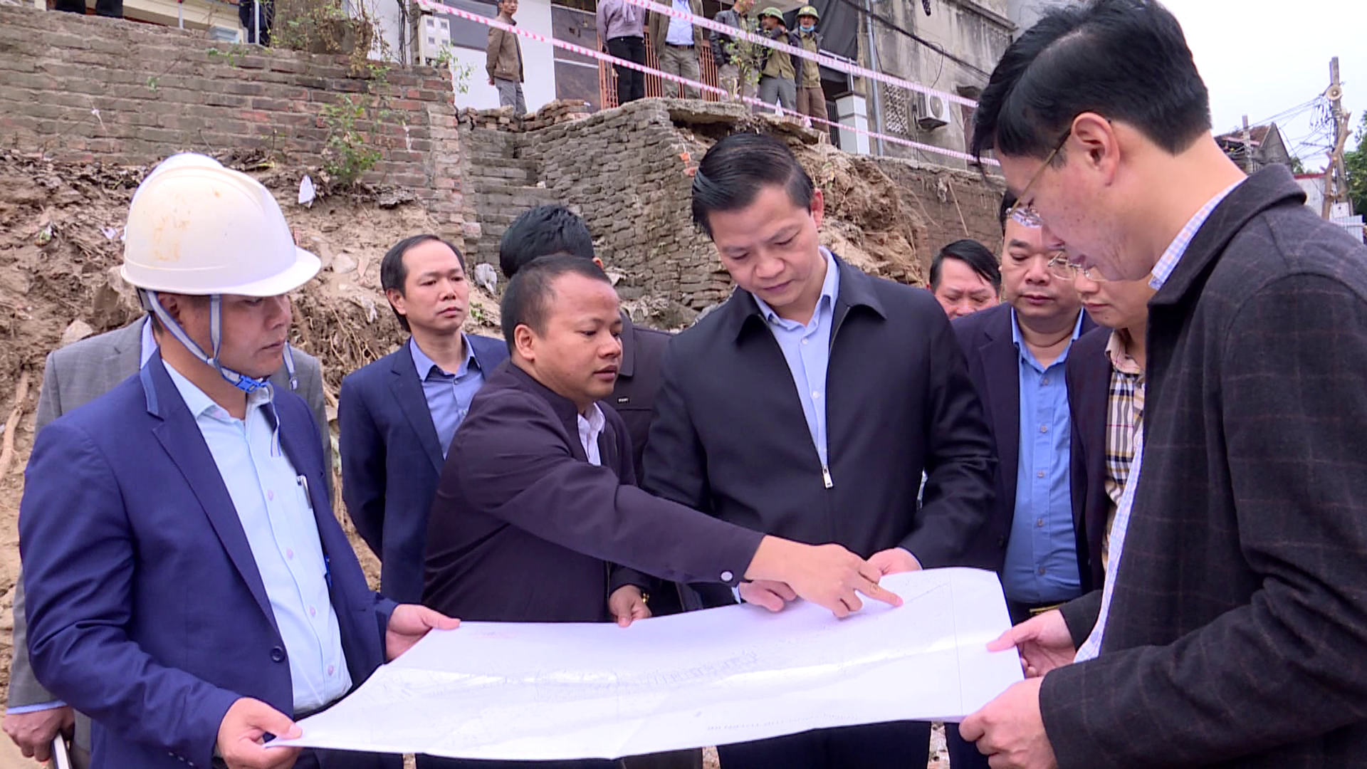 Lãnh đạo UBND tỉnh kiểm tra tiến độ Dự án Xử lý khẩn cấp sạt lở bờ sông đê Hữu Cầu, thành phố Bắc Ninh    