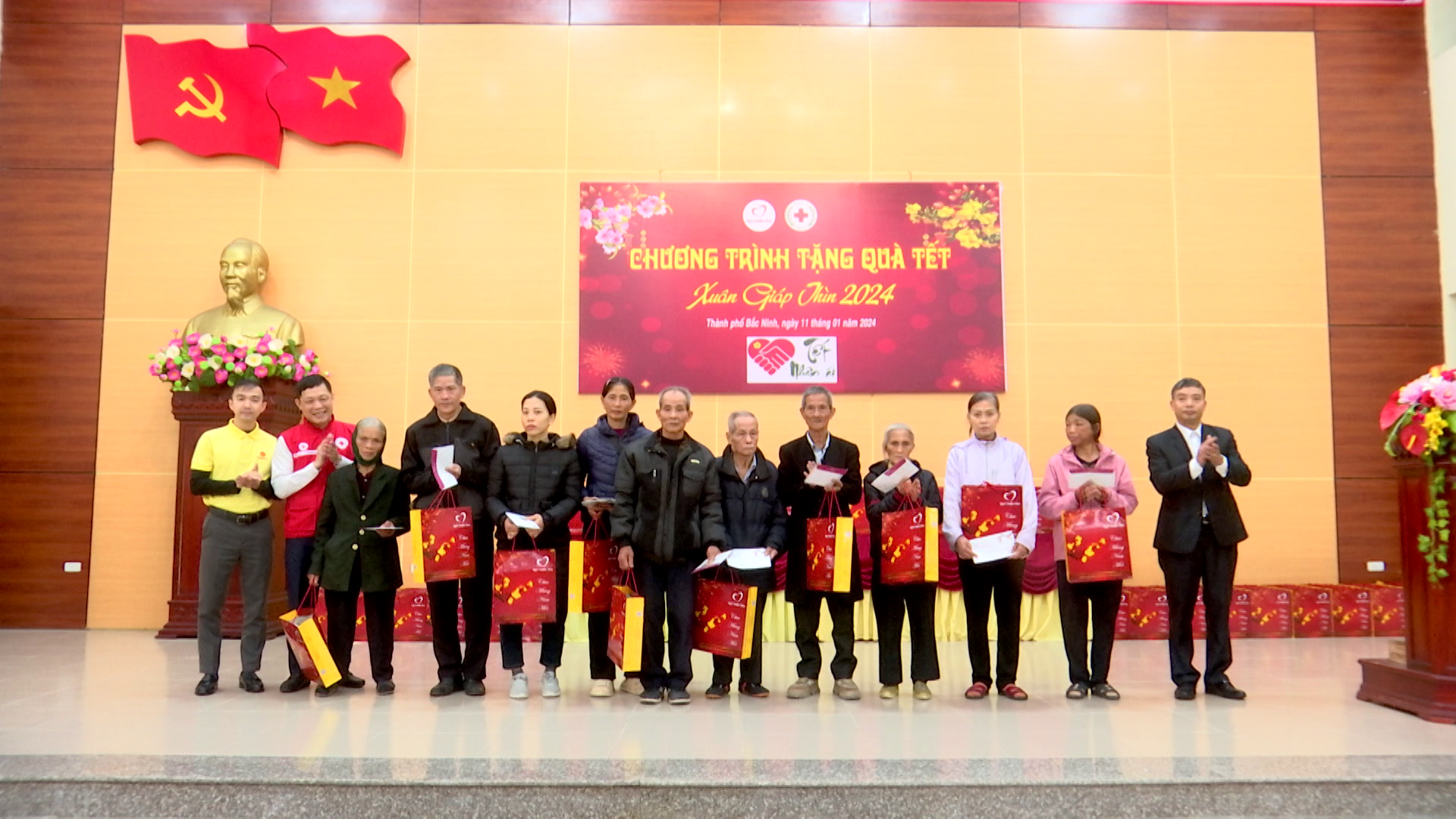 Hội Chữ thập đỏ trao quà Tết cho hộ nghèo TP.Bắc Ninh            