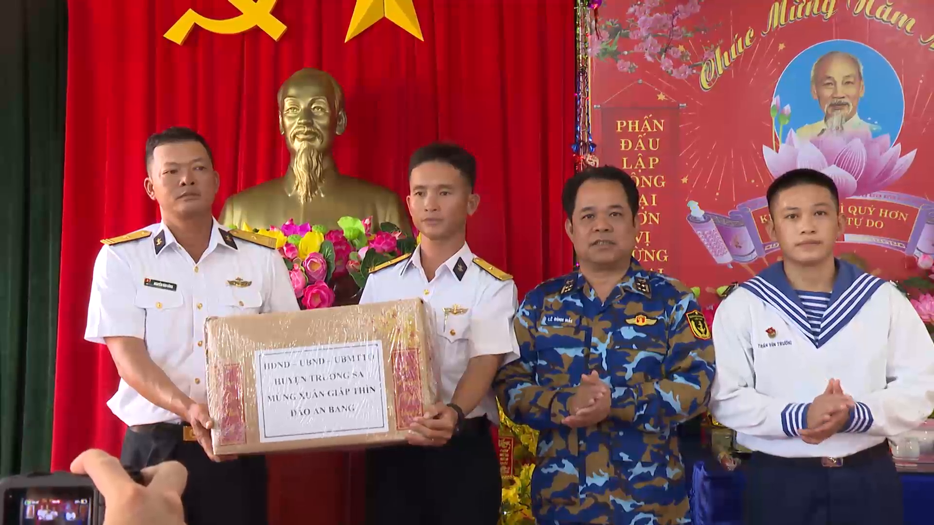 Tặng quà, chúc Tết cán bộ, chiến sỹ đảo An Bang