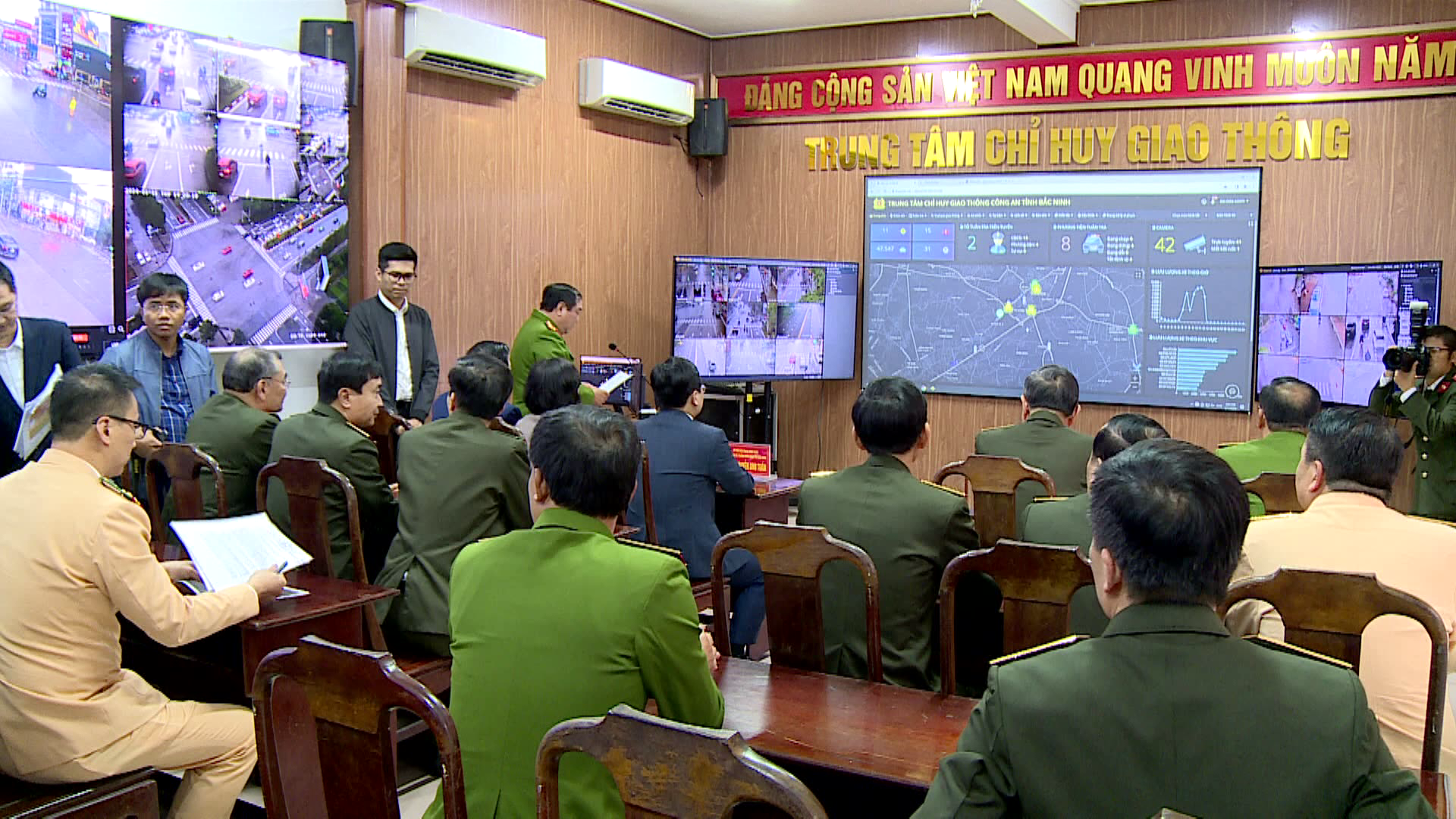 Đại tướng Tô Lâm thăm Trung tâm Chỉ huy giám sát giao thông          