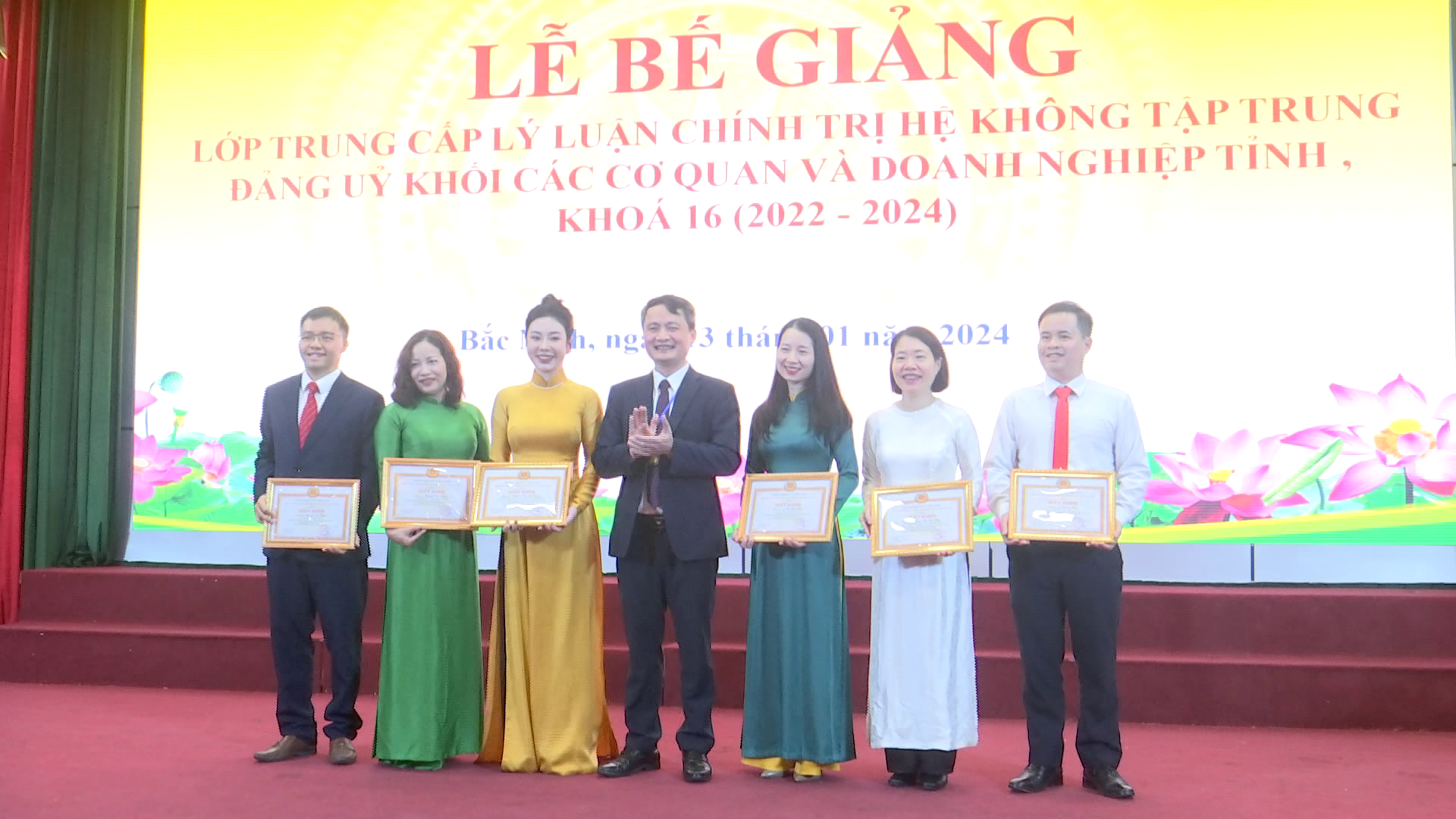 Bế giảng lớp Trung cấp Lý luận chính trị không tập trung khoá 16