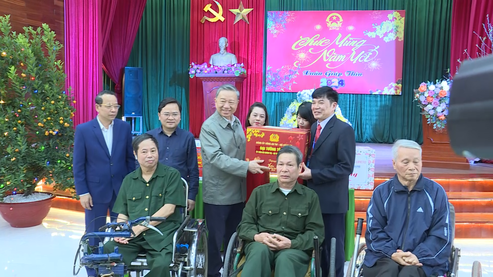 Bộ trưởng Tô Lâm thăm, tặng quà Trung tâm thương binh Thuận Thành