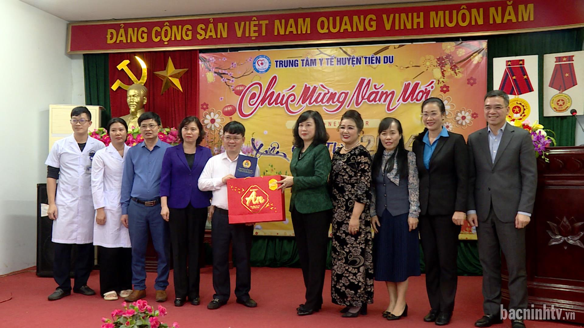 Bộ trưởng Bộ Y tế thăm, tặng quà Trung tâm Y tế huyện Tiên Du