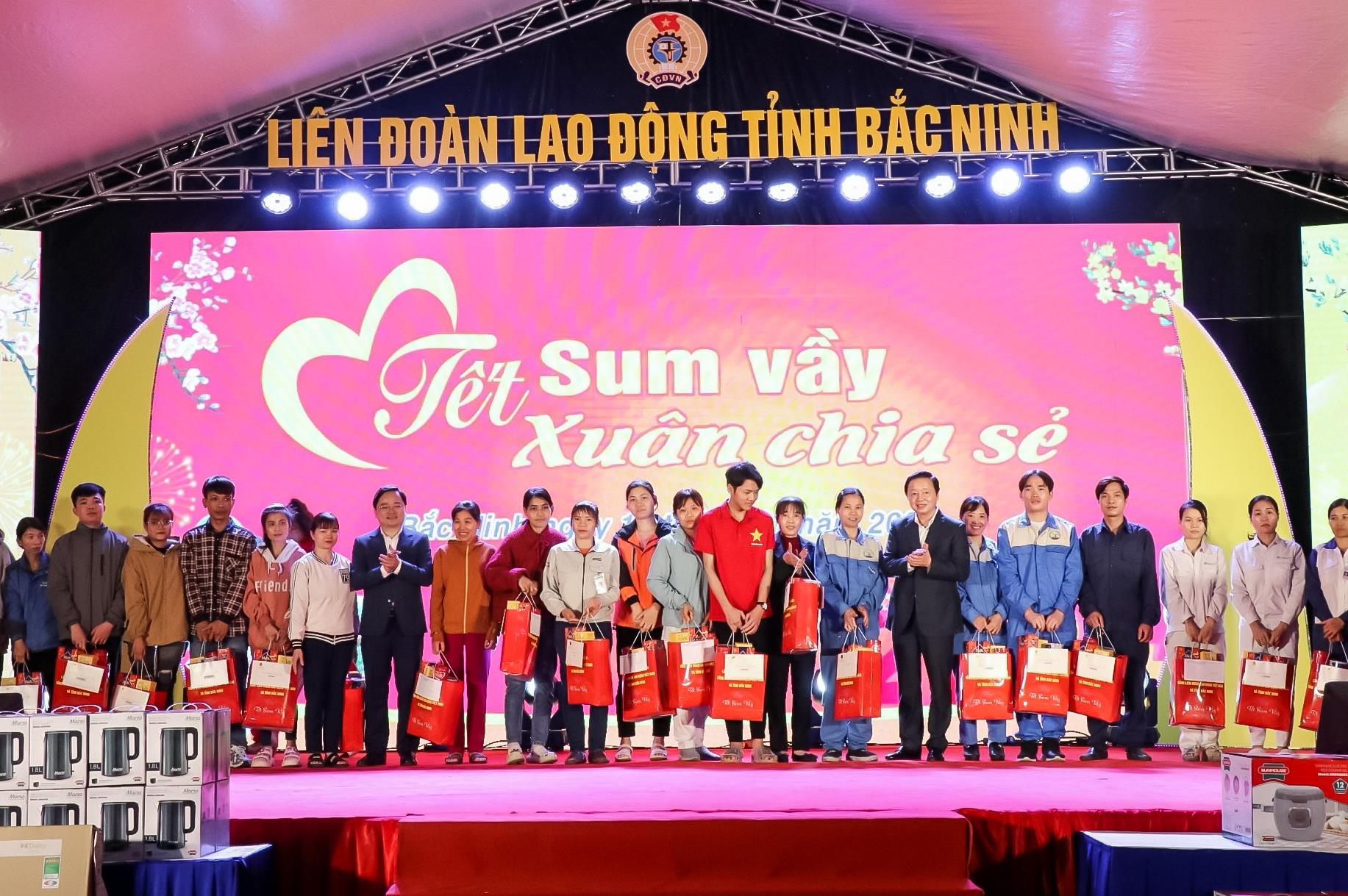 Ấm áp chợ Tết “0 đồng” dành cho công nhân