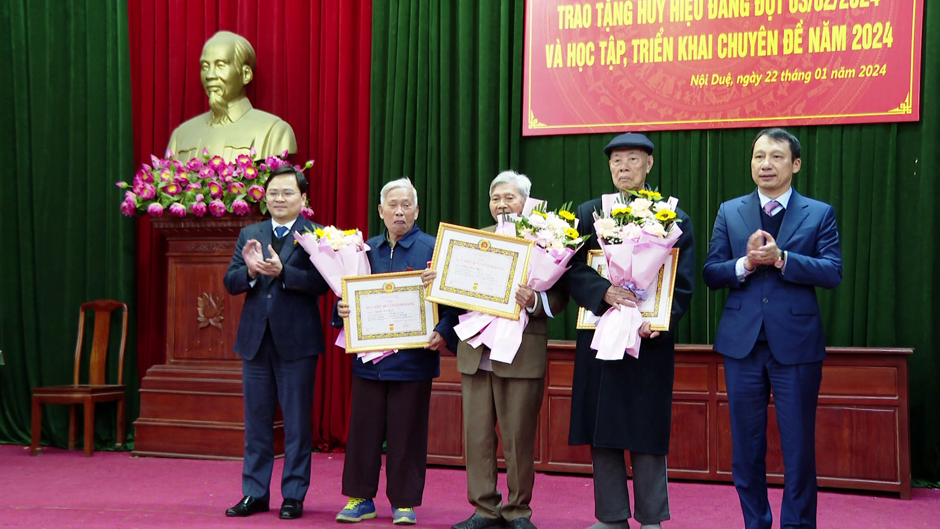 Các đồng chí lãnh đạo tỉnh trao Huy hiệu Đảng tại 1 số địa phương