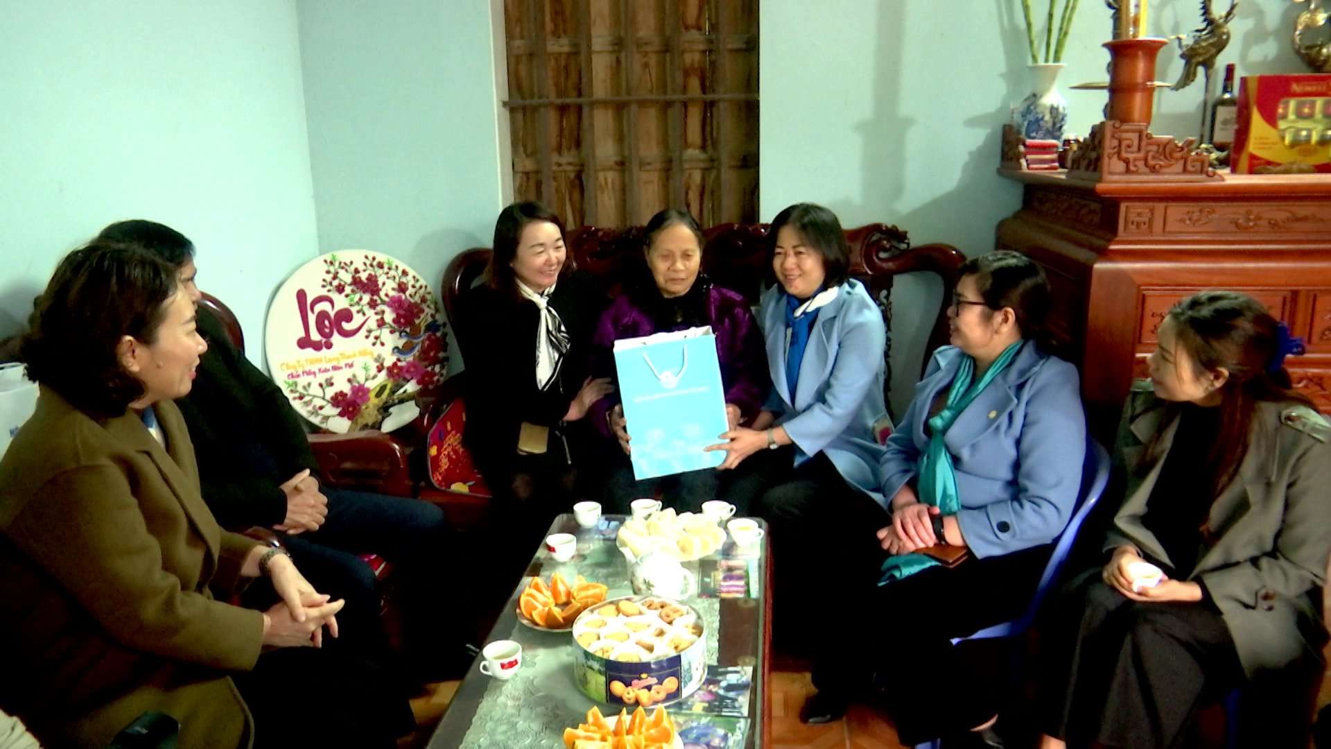 Hội LHPN tỉnh tặng quà Tết cho cán bộ Hội có hoàn cảnh khó khăn