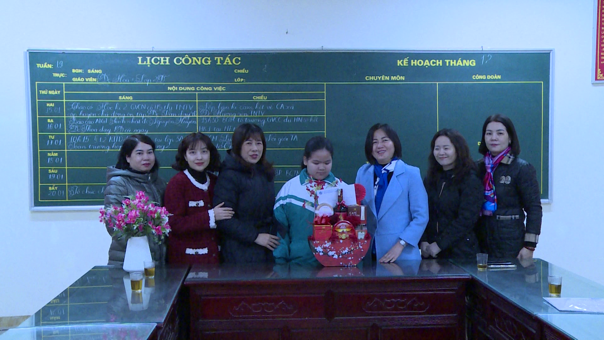 Hội LHPN tỉnh tặng quà Tết và trao kinh phí đỡ đầu cho các cháu mồ côi        