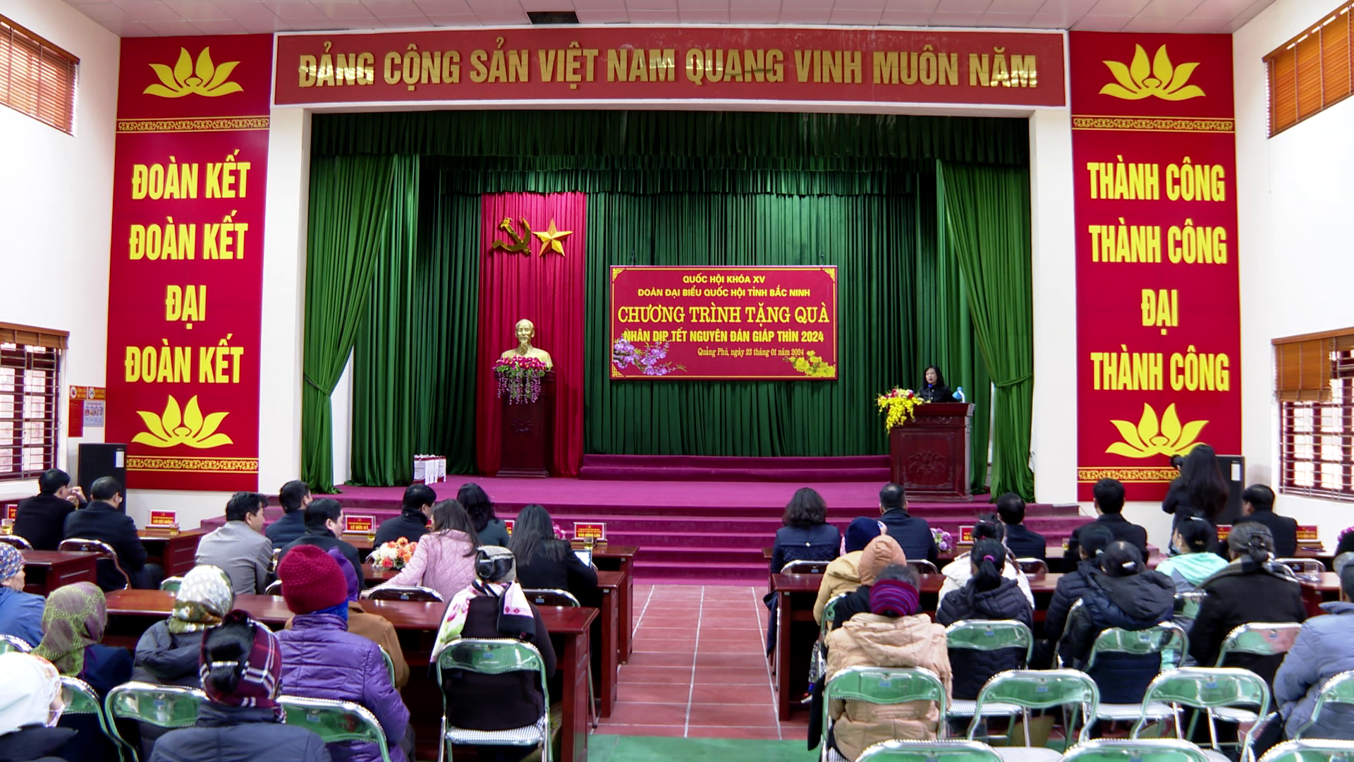 Đoàn ĐBQH tỉnh tặng quà Tết cho hộ nghèo huyện Lương Tài và Gia Bình