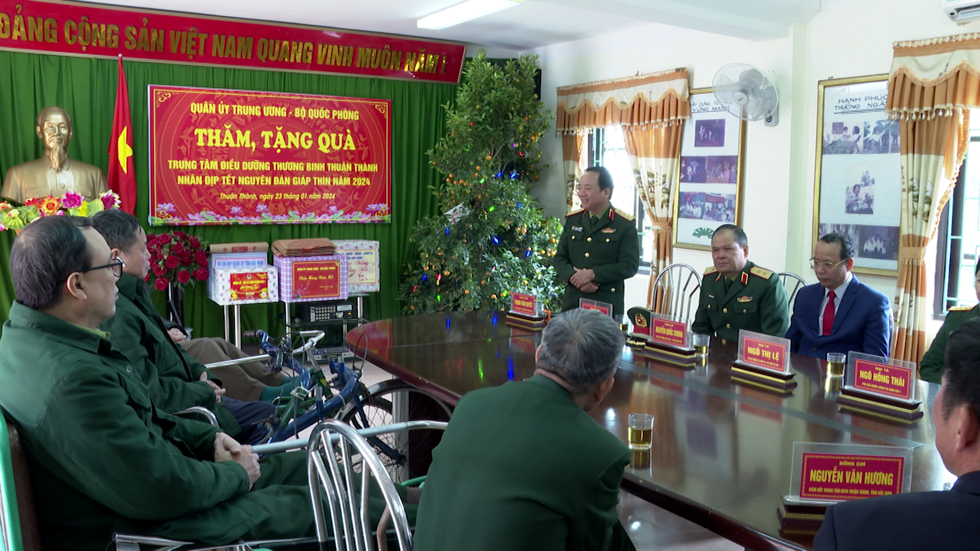 Bộ Quốc phòng chúc Tết Trung tâm Điều dưỡng thương binh Thuận Thành