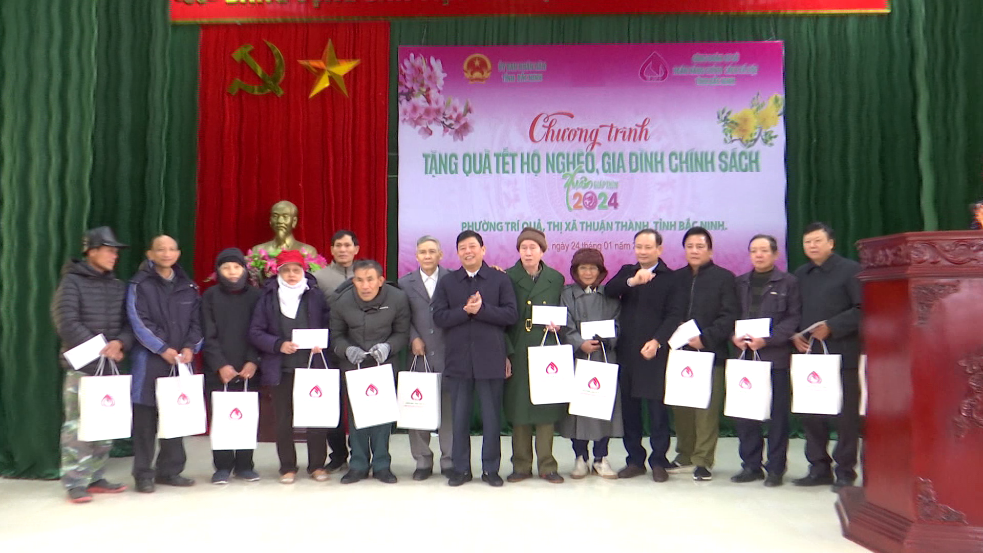 Phó Chủ tịch UBND tỉnh Ngô Tân Phượng tặng quà Tết tại Thuận Thành