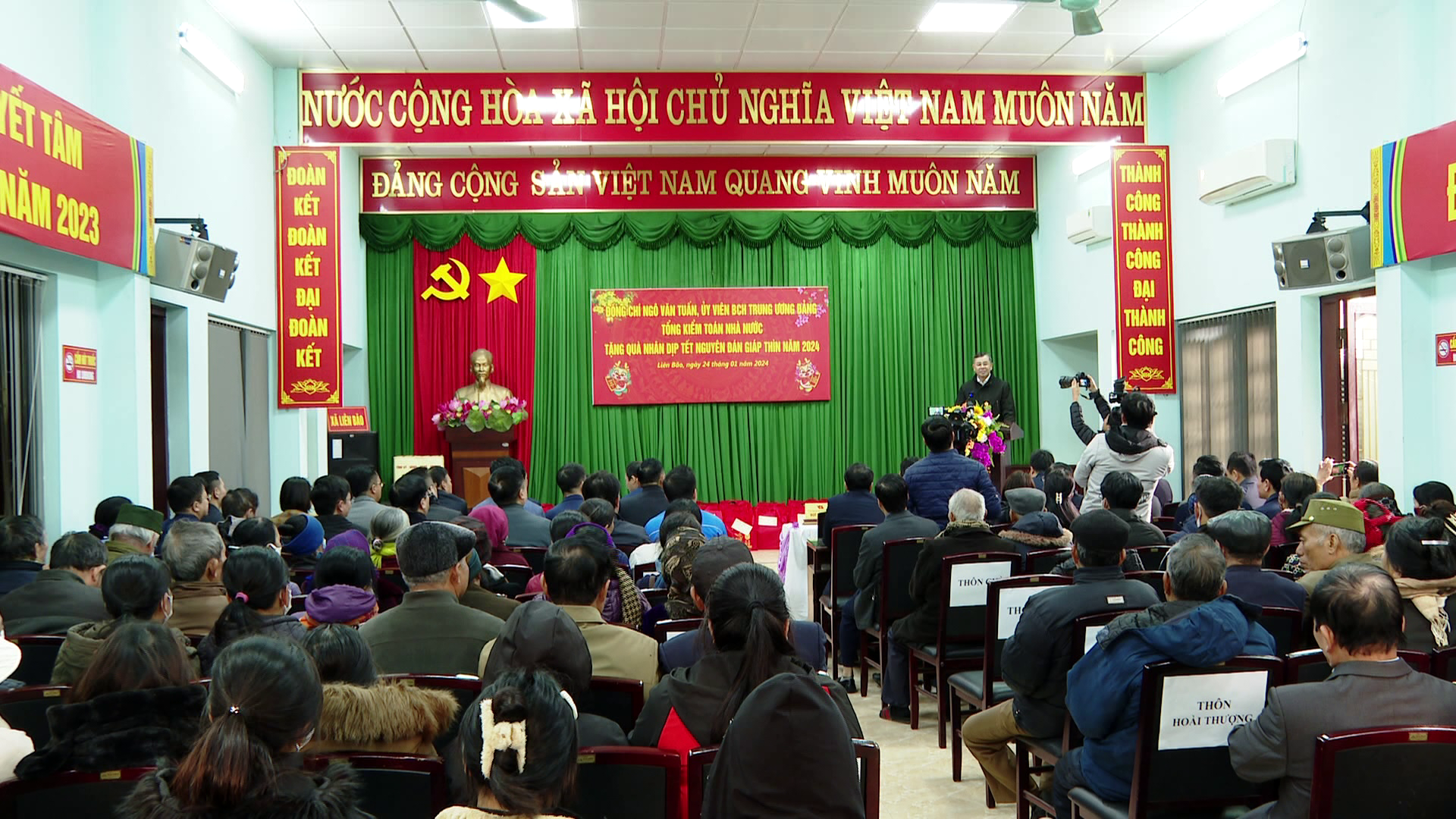 Tổng kiểm toán Nhà nước Ngô Văn Tuấn tặng quà Tết tại Bắc Ninh