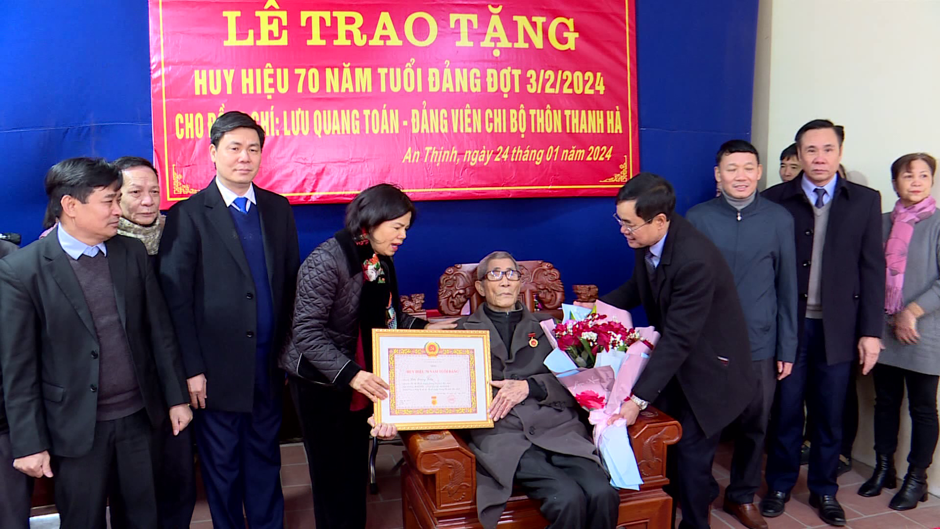 Các đồng chí lãnh đạo tỉnh trao Huy hiệu Đảng tại 1 số địa phương          