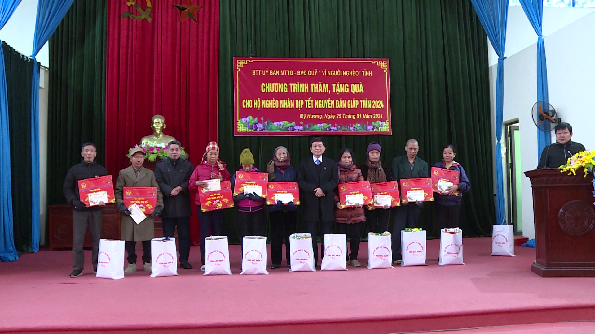 Uỷ ban MTTQ tỉnh tặng quà Tết cho hộ nghèo huyện Lương Tài  và TP.Bắc Ninh