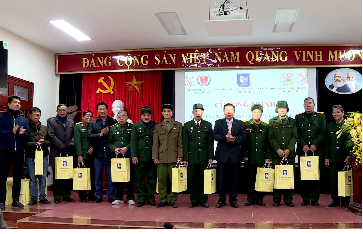 Trao tặng quà Tết cho Hội nạn nhân chất độc da cam, Hội bảo trợ người khuyết tật và trẻ mồ côi tỉnh, Trung tâm Điều dưỡng Thương bệnh binh Thuận Thành