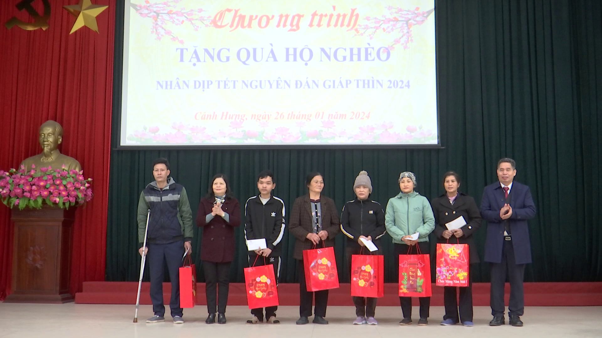 Ngành Ngân hàng Bắc Ninh trao quà Tết cho hộ nghèo huyện Tiên Du