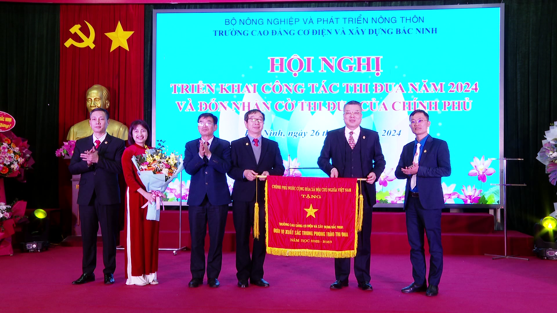 Trường Cao đẳng Cơ điện và Xây dựng Bắc Ninh đón nhận Cờ thi đua của Chính phủ