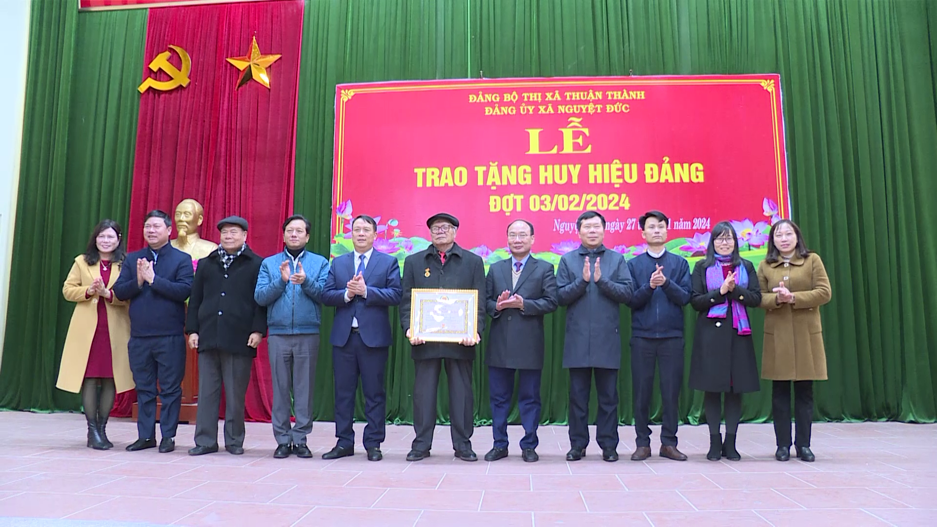 Trưởng Ban Tổ chức Tỉnh uỷ trao tặng Huy hiệu Đảng tại Thuận Thành