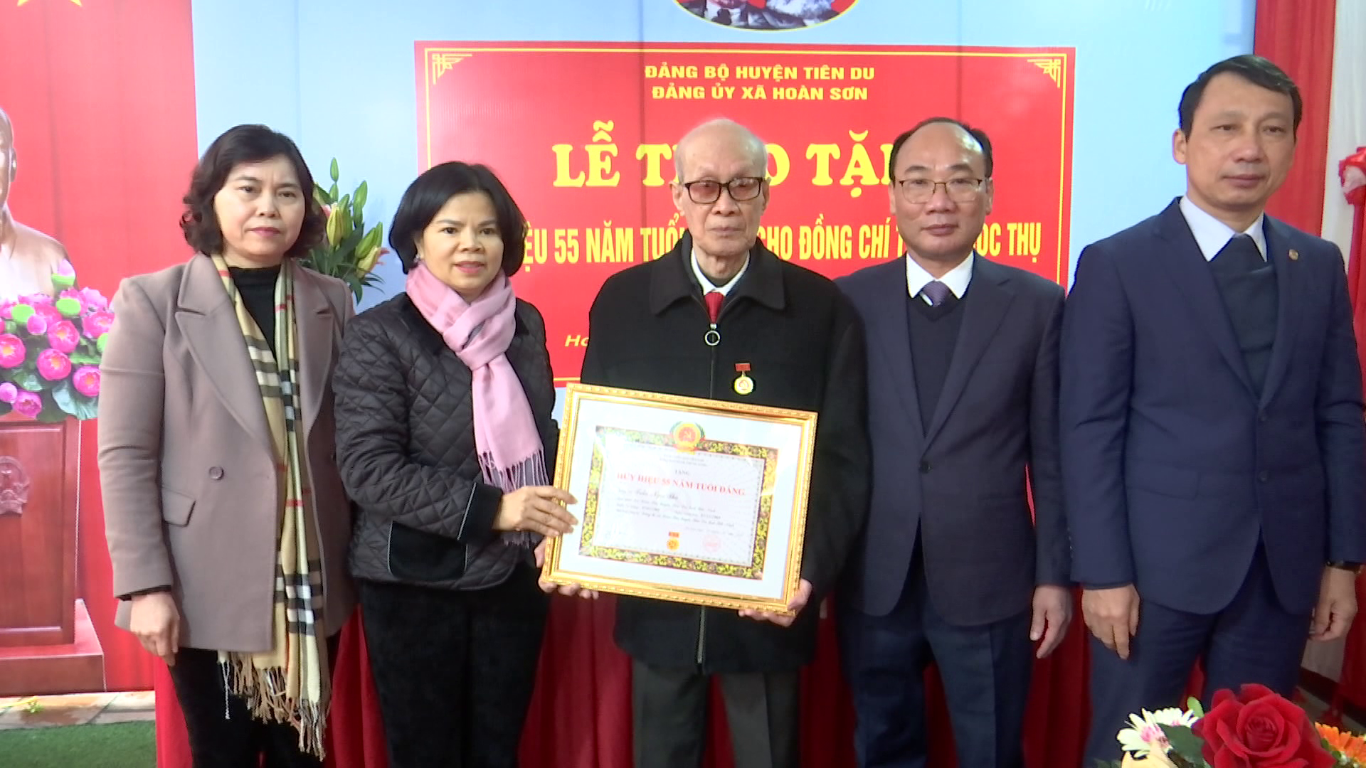 Chủ tịch UBND tỉnh trao Huy hiệu Đảng tại xã Hoàn Sơn