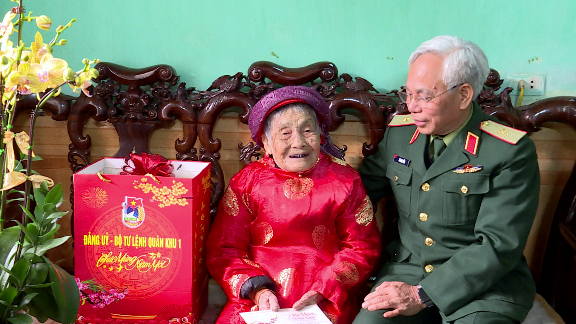 Bộ Tư lệnh Quân khu I thăm, tặng qua Tết Mẹ Việt Nam Anh hùng