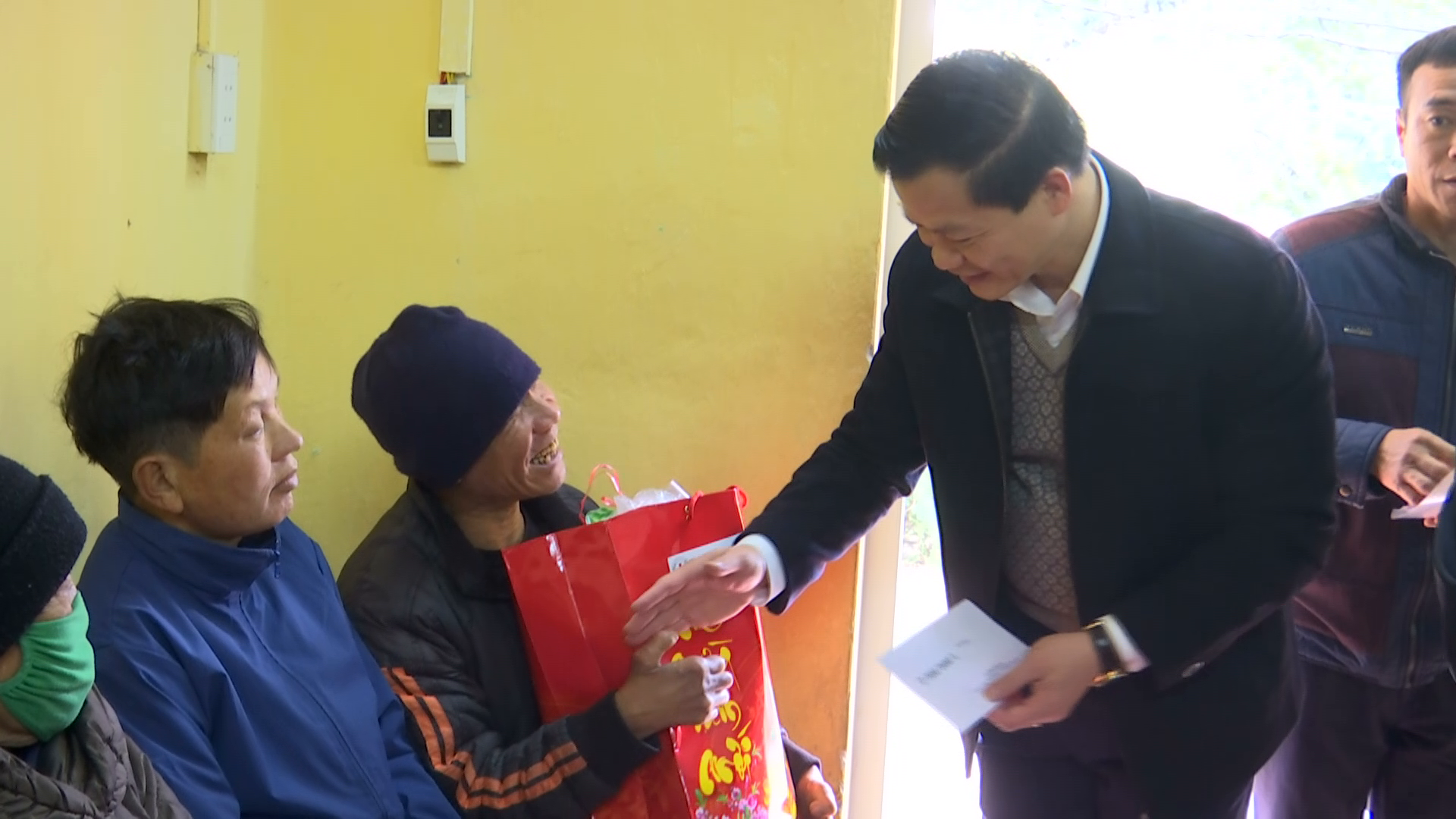Phó Chủ tịch Thường trực UBND tỉnh Vương Quốc Tuấn thăm, chúc Tết, tặng quà bệnh nhân phong