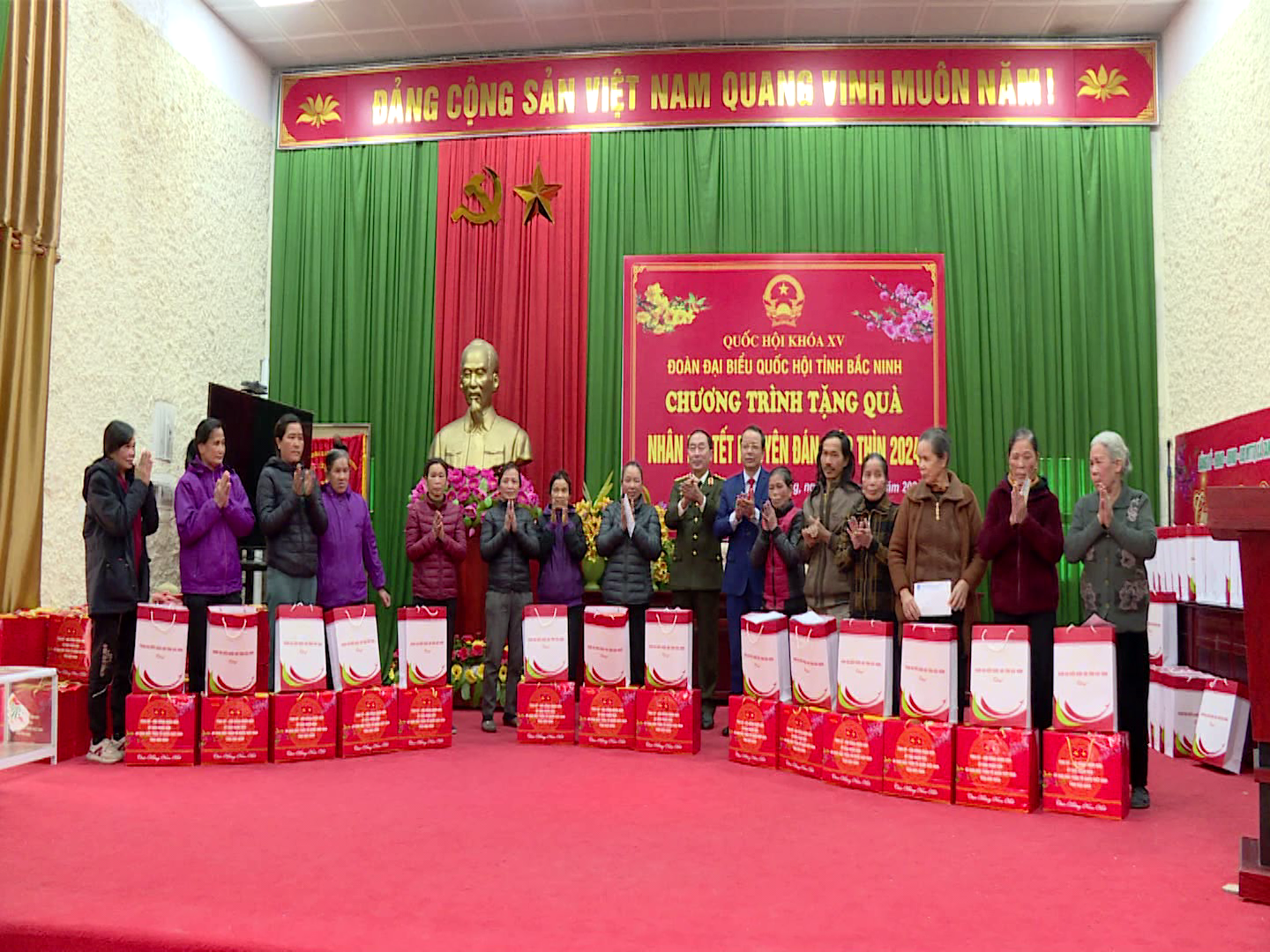 Đoàn đại biểu Quốc hội tỉnh tặng quà Tết tại Yên Phong