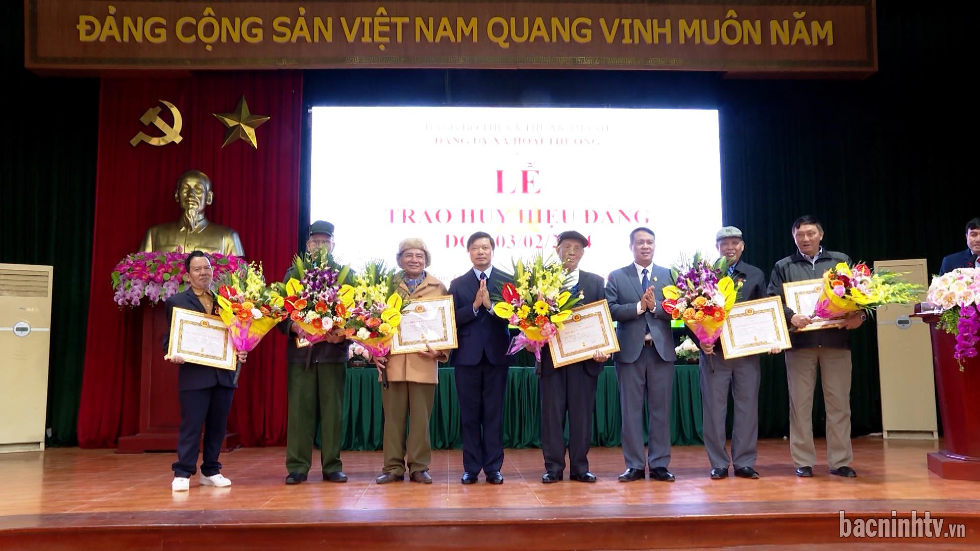 Lãnh đạo UBND tỉnh trao Huy hiệu Đảng tại Thuận Thành