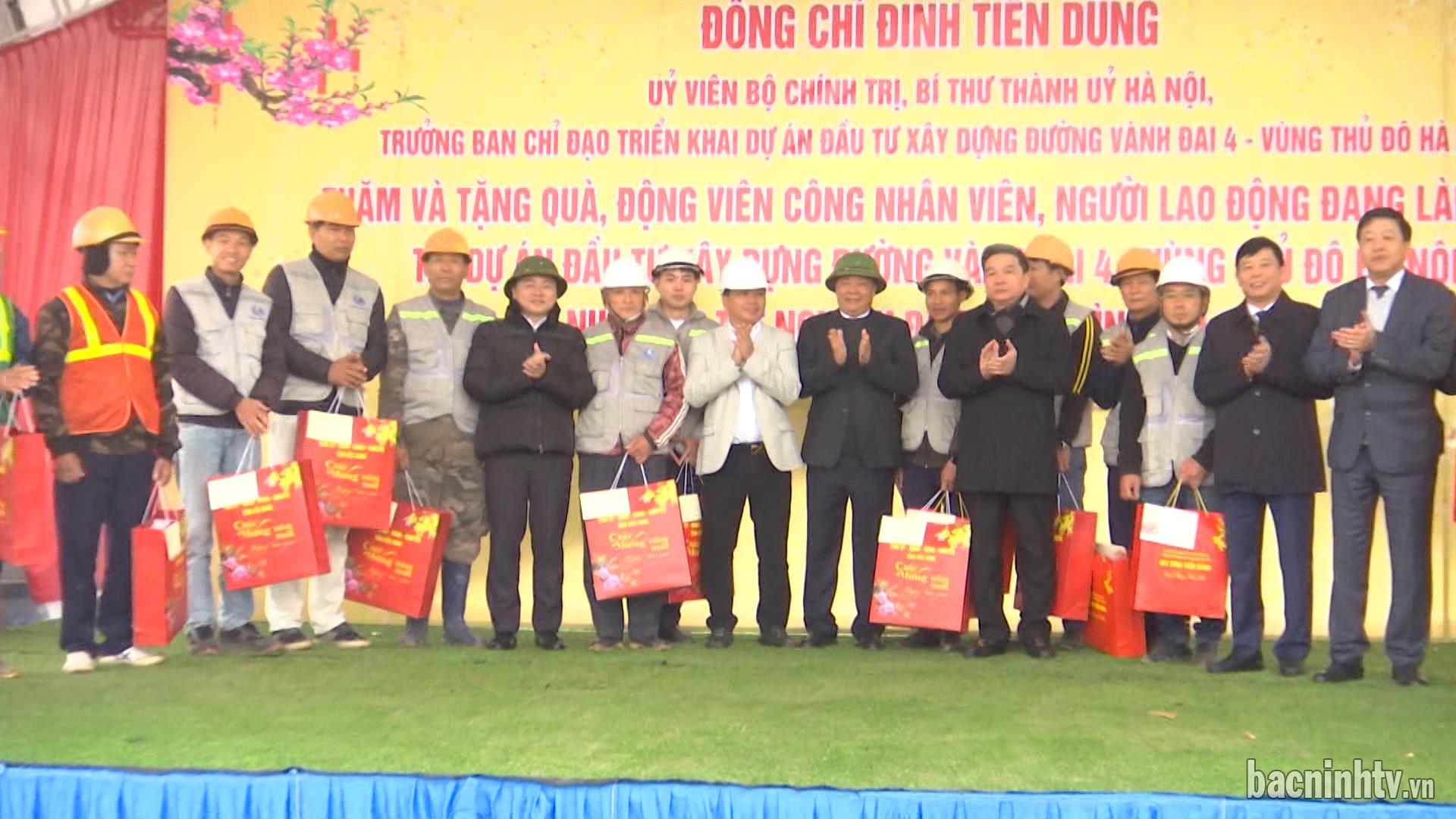 Ban Chỉ đạo Đường Vành đai 4 tặng quà, chúc Tết công nhân lao động