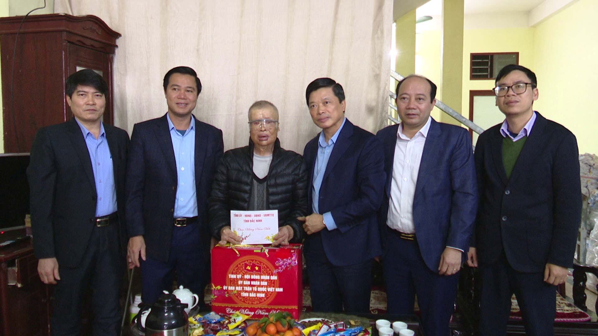 Các đồng chí lãnh đạo tỉnh tặng quà Tết tại một số địa phương trong tỉnh