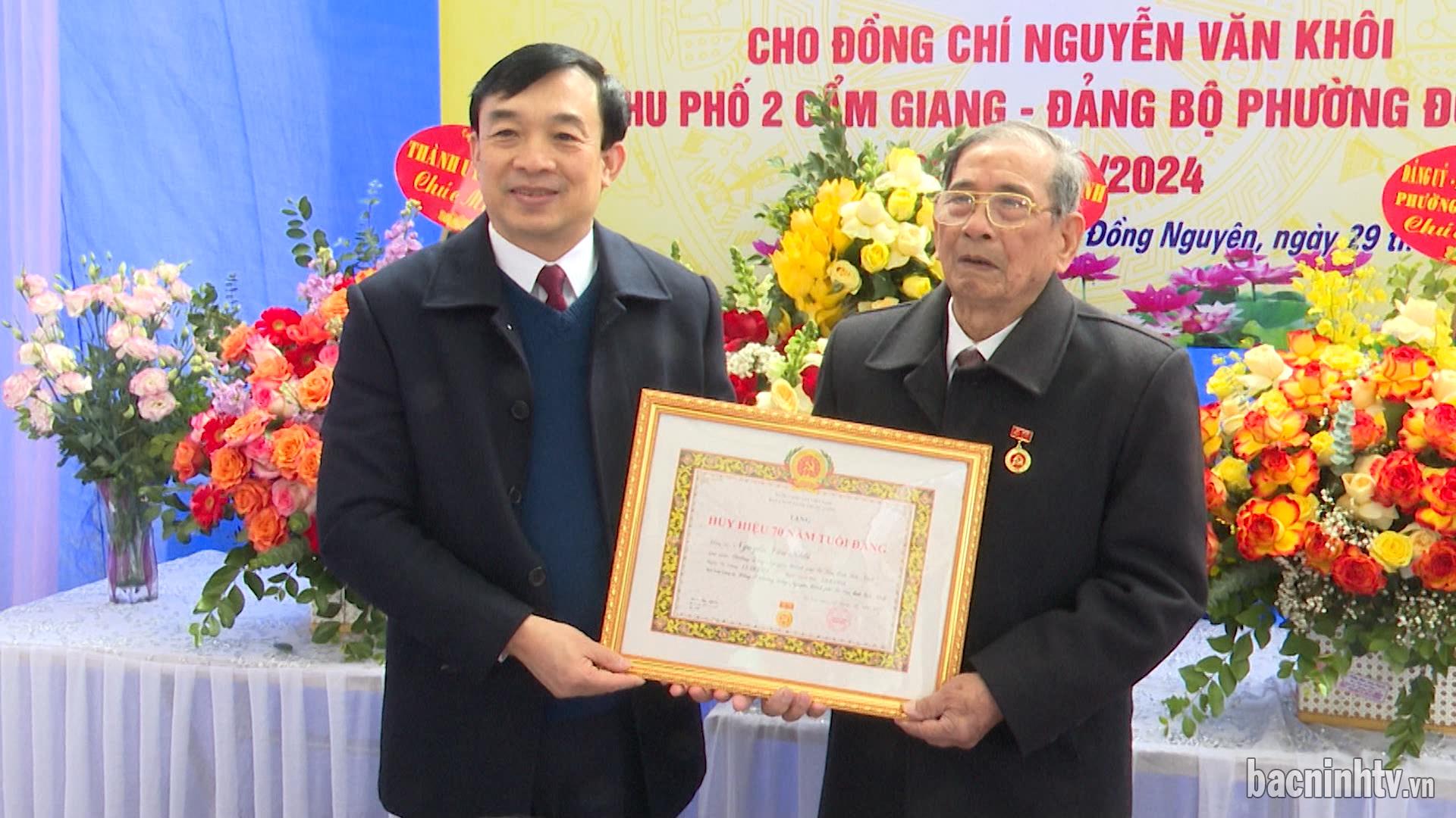 Lãnh đạo tỉnh trao Huy hiệu Đảng tại các địa phương trong tỉnh