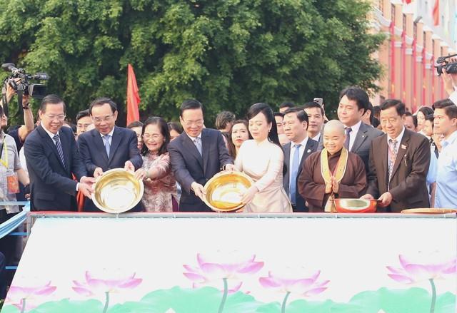Chủ tịch nước Võ Văn Thưởng thực hiện nghi thức thả cá chép tiễn ông Công, ông Táo