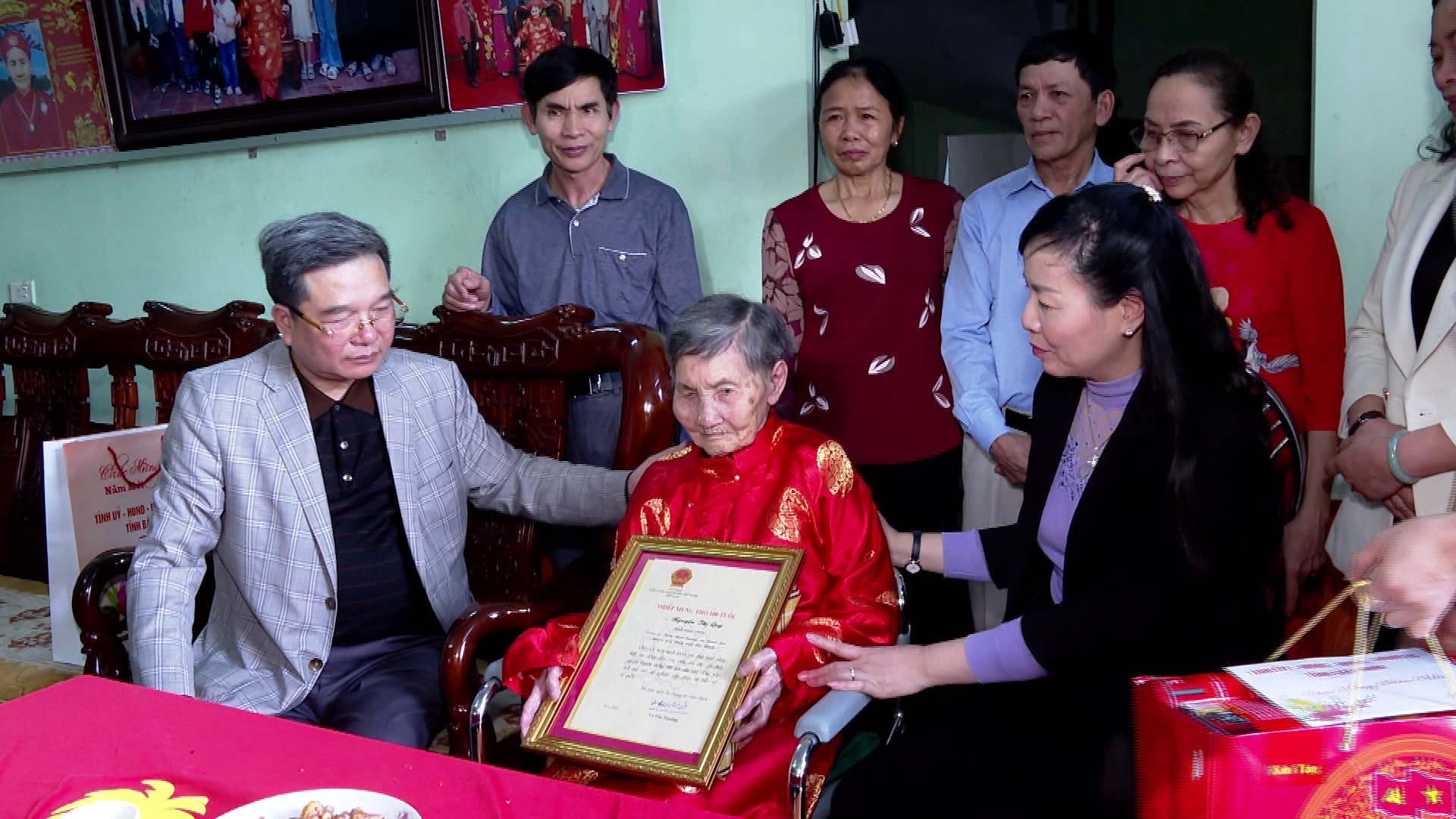 Trưởng ban Dân vận Tỉnh ủy tặng quà đối tượng chính sách và người cao tuổi huyện Gia Bình