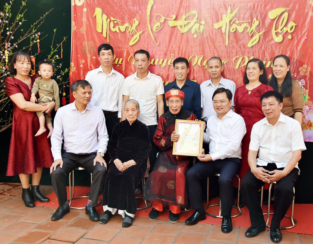 Các đồng chí lãnh đạo tỉnh chúc Tết các đơn vị và người cao tuổi