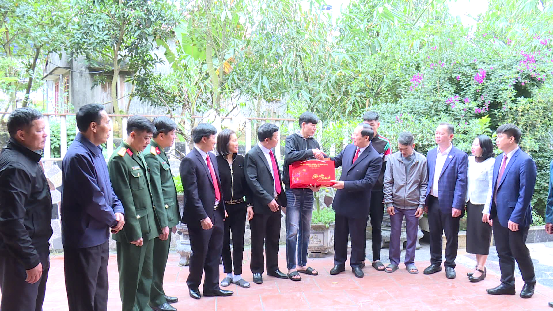 Quế Võ thăm hỏi, động viên tân binh tiêu biểu chuẩn bị lên đường nhập ngũ