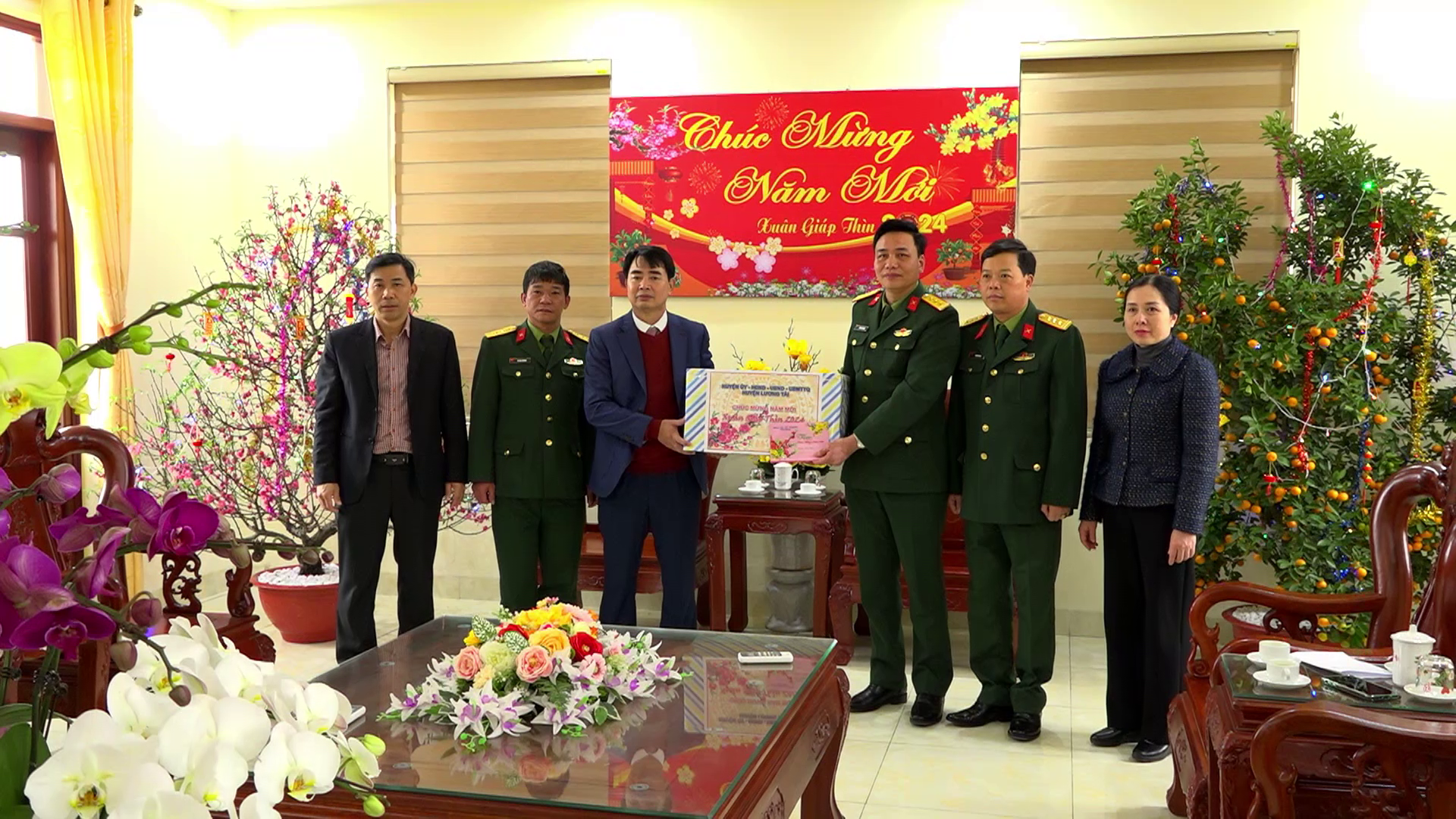 Lương Tài thăm, tặng quà Tết, động viên các đơn vị làm nhiệm vụ