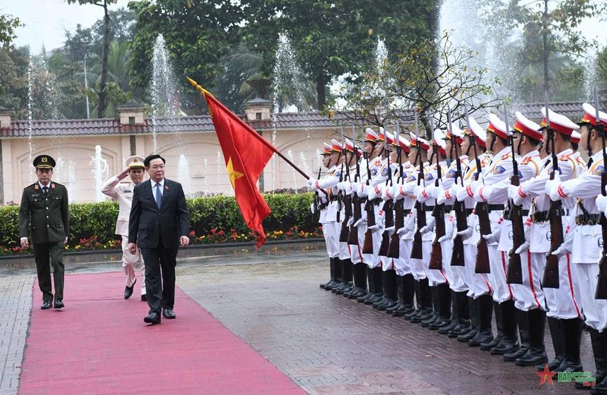 Chủ tịch Quốc hội Vương Đình Huệ thăm và chúc Tết Công an tỉnh Nghệ An
