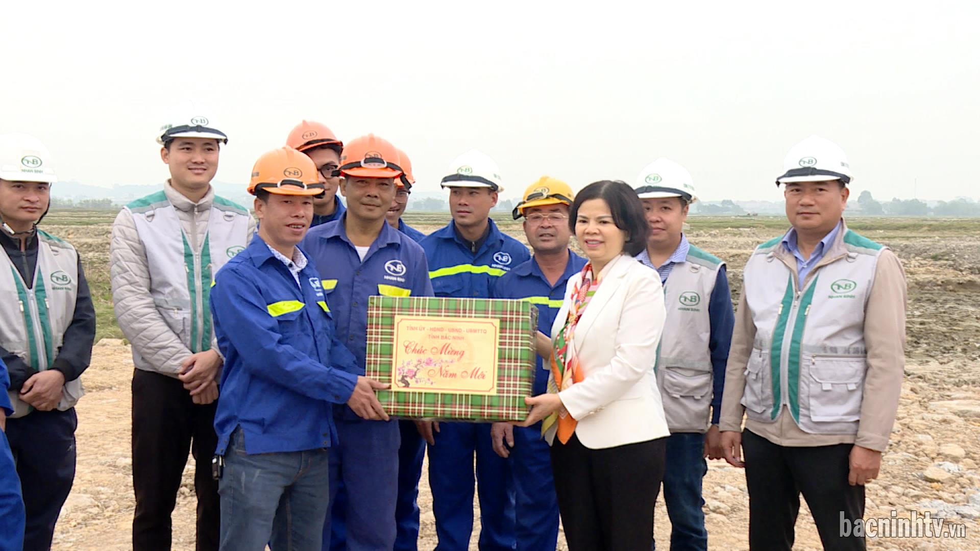 Chủ tịch UBND tỉnh thăm, tặng quà công nhân lao động