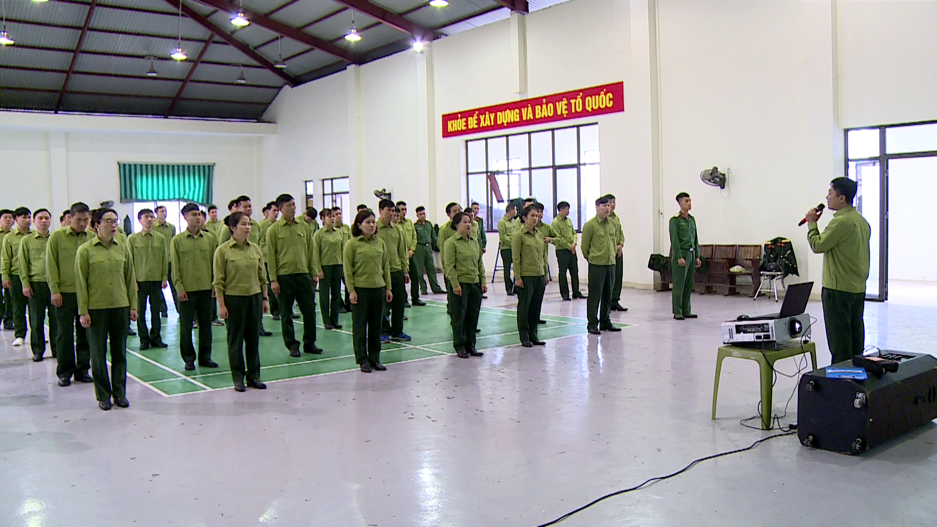 Tập huấn các vũ điệu trong sinh hoạt tập thể cho bộ đội