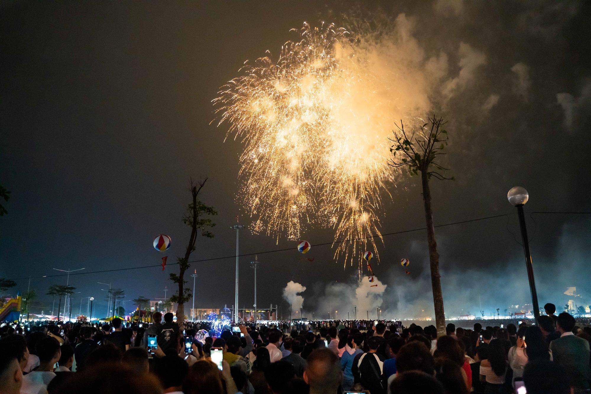 Mãn nhãn pháo hoa hội Lim 2024