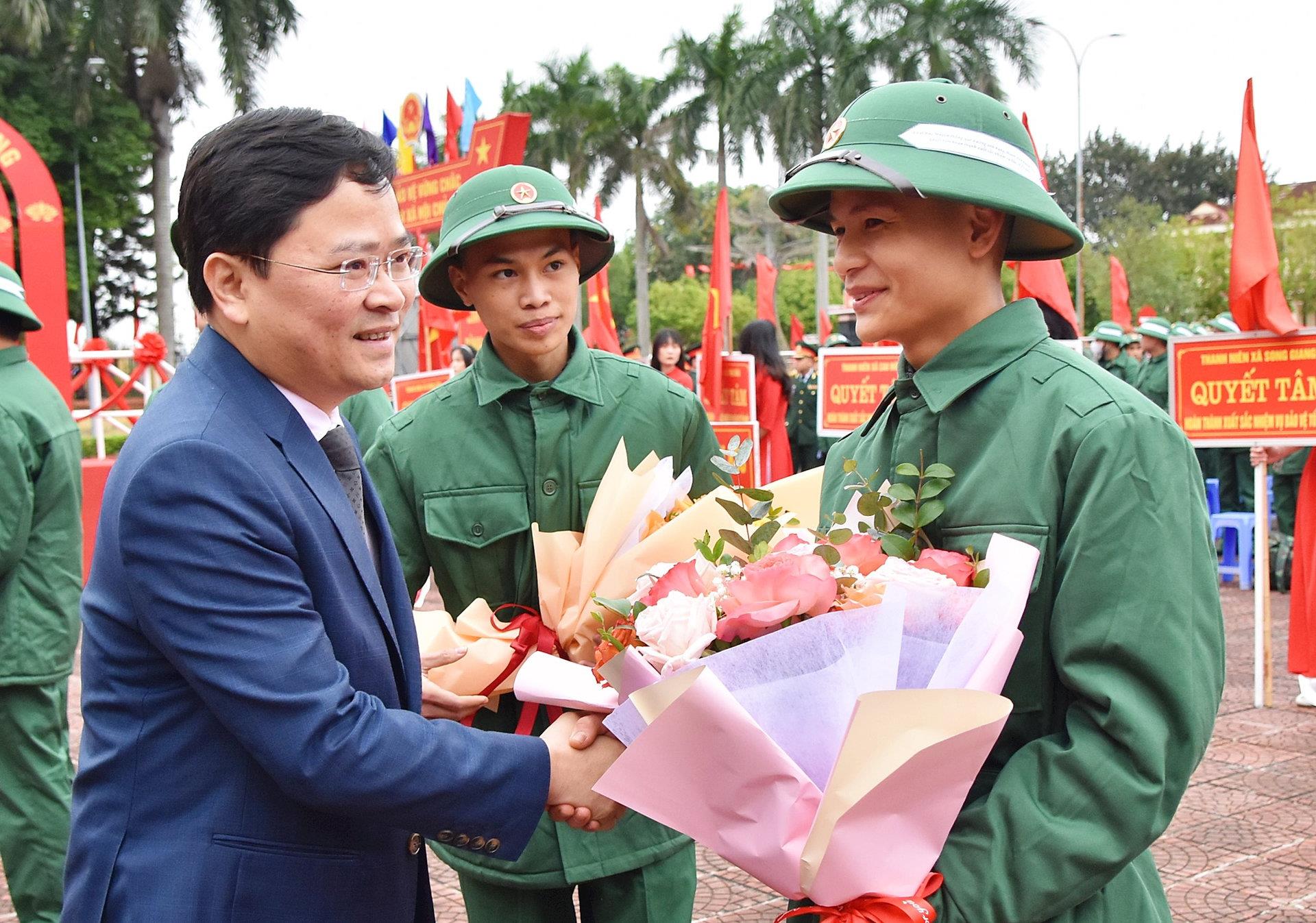 Các đồng chí lãnh đạo tỉnh dự Lễ giao nhận quân tại các địa phương