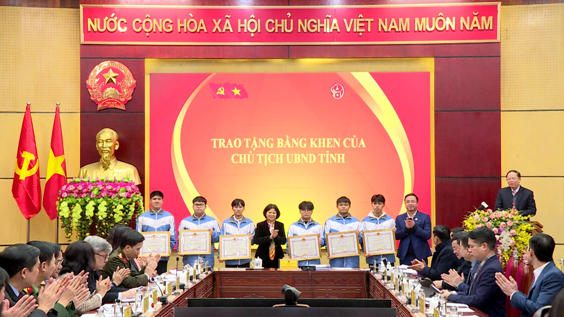 Khen thưởng học sinh đoạt giải Nhất kỳ thi chọn học sinh giỏi Quốc gia năm học 2023-2024