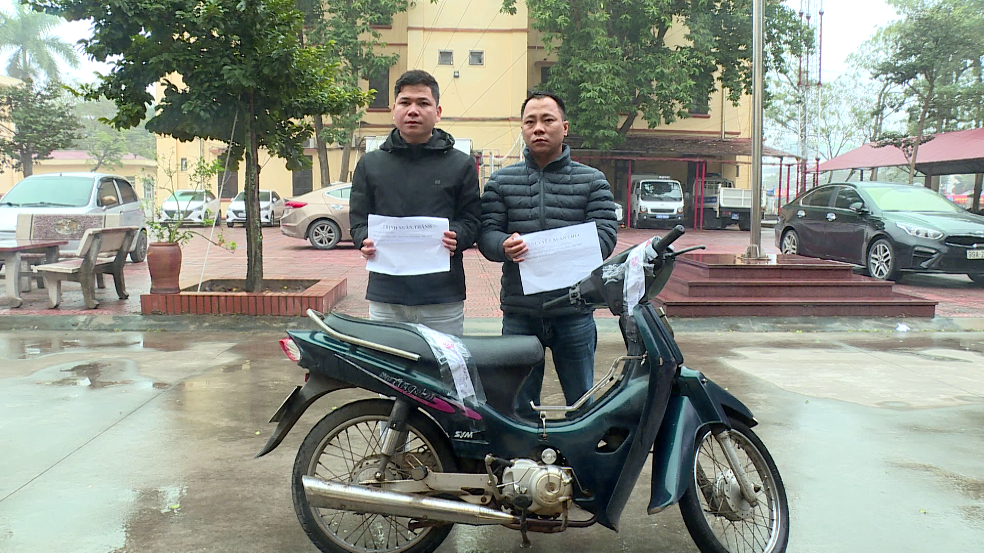 Tạm giữ hình sự 2 đối tượng tấn công Cảnh sát giao thông khi đo nồng độ cồn